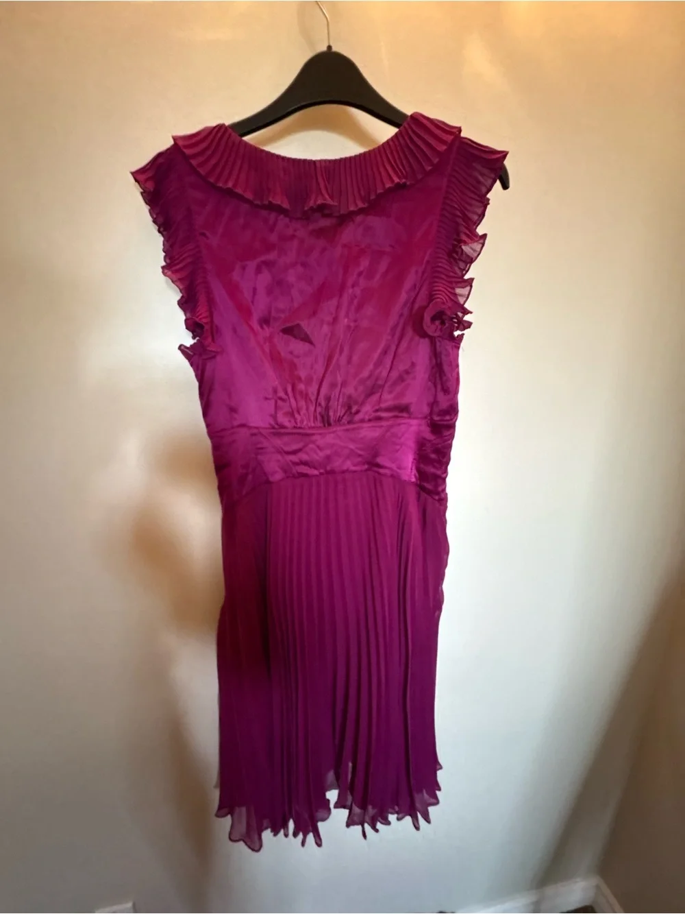Marciano Fuchsia Pleated Midi Dress with Ruffle V-Neck 96% silk - Picture 5 of 8
